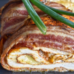 Смачний і ситний рулет з курячою грудкою, сиром і беконом