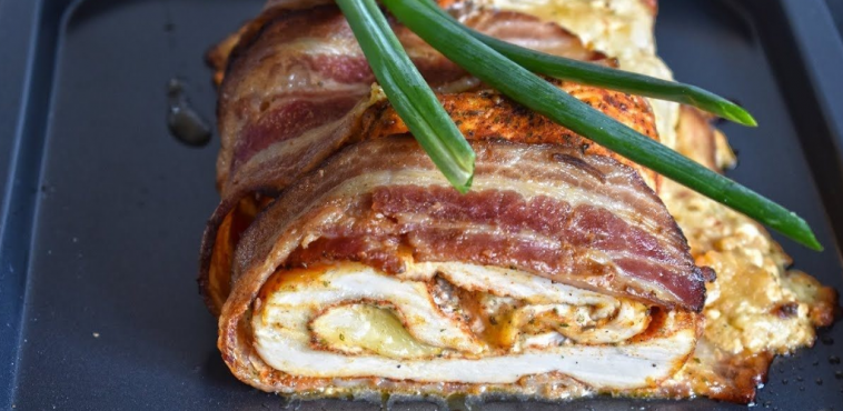 Смачний і ситний рулет з курячою грудкою, сиром і беконом