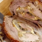 Свинячий рулет зі смачною начинкою - гарно виглядає і завжди з'їдається до останнього шматочка!