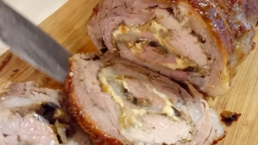 Свинячий рулет зі смачною начинкою - гарно виглядає і завжди з'їдається до останнього шматочка!