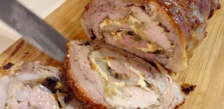 Свинячий рулет зі смачною начинкою - гарно виглядає і завжди з'їдається до останнього шматочка!