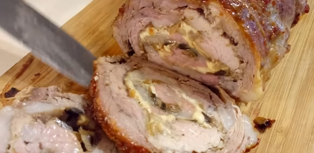 Свинячий рулет зі смачною начинкою - гарно виглядає і завжди з'їдається до останнього шматочка!