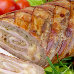 Рулет із фаршу, загорнутий у бекон – швидкий і смачний рулет з шинкою, сиром, цибулею та часником