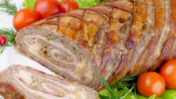 Рулет із фаршу, загорнутий у бекон – швидкий і смачний рулет з шинкою, сиром, цибулею та часником