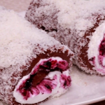 Султанський рулет зі збитими вершками та малиною. Ваші рідні проситимуть його не раз!
