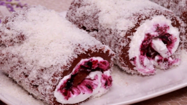 Султанський рулет зі збитими вершками та малиною. Ваші рідні проситимуть його не раз!