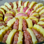 Ідеальний обід існує – 600 г картоплі, 3 помідори, 550 г фаршу, 120 г сиру, 2-3 зубчики часнику і спеції.