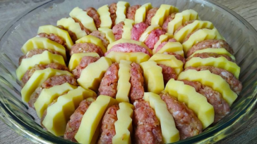 Ідеальний обід існує – 600 г картоплі, 3 помідори, 550 г фаршу, 120 г сиру, 2-3 зубчики часнику і спеції.