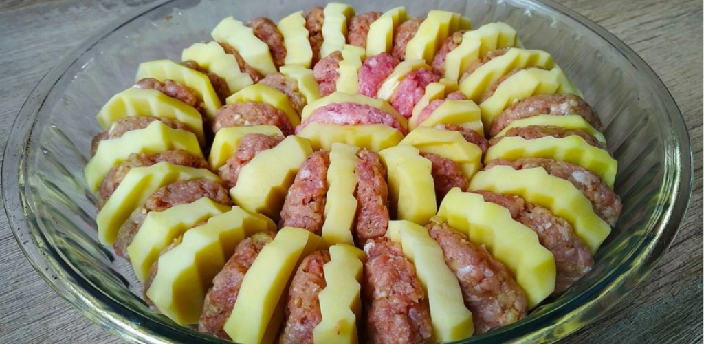 Ідеальний обід існує – 600 г картоплі, 3 помідори, 550 г фаршу, 120 г сиру, 2-3 зубчики часнику і спеції.