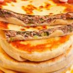 Закуска з яловичини (з домашнього тіста) – Потрібно 500 г борошна, 800 г фаршу, 250 мл води і...