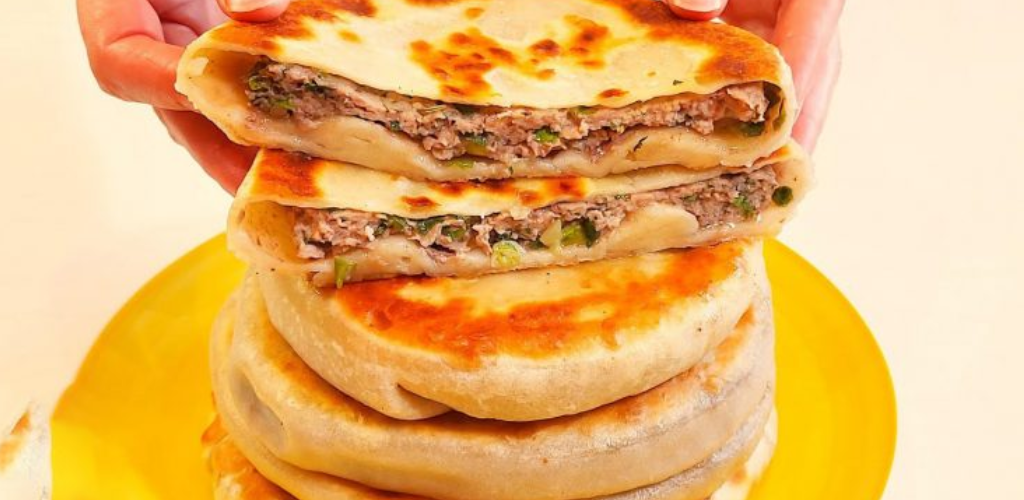 Закуска з яловичини (з домашнього тіста) – Потрібно 500 г борошна, 800 г фаршу, 250 мл води і...