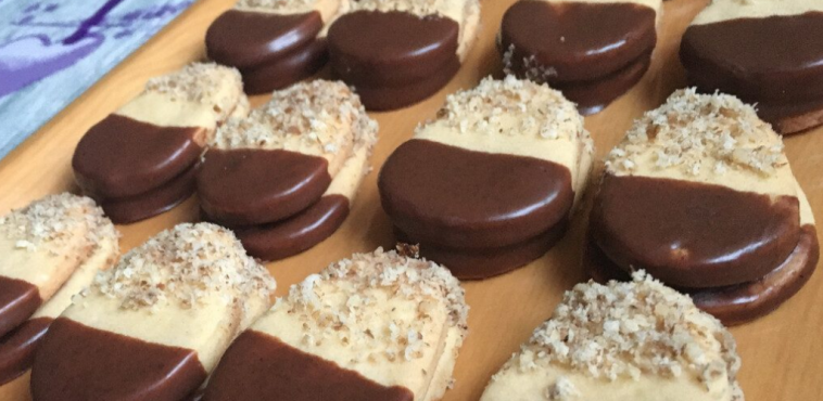 Ніжне та м’яке домашнє печиво з шоколадом, волоськими горіхами та джемом