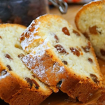 Пухнастий пиріг із солодким сиром і родзинками: ніжний десерт із пікантною ноткою