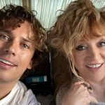 Крокує в ногу з модою: 75-річна Пугачова в шкіряному total black відвідала виступ проукраїнських артистів