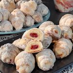 Ніжні рогалики на сметані та смальці з вишневою начинкою – ідеальний смак!