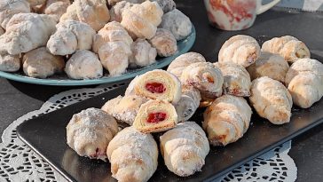 Ніжні рогалики на сметані та смальці з вишневою начинкою – ідеальний смак!