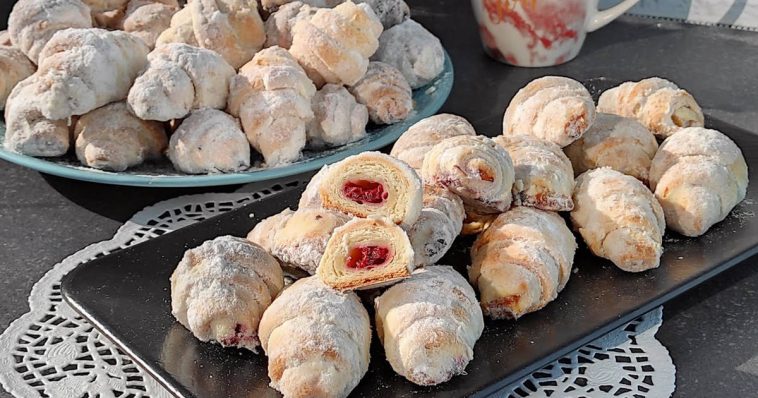 Ніжні рогалики на сметані та смальці з вишневою начинкою – ідеальний смак!