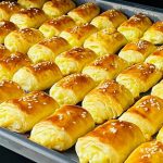 Простий рецепт: Смакота до чаю з 1 яйця та склянки молока — ваш ідеальний десерт на ціле деко!