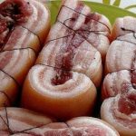 Сало в цибулевому лушпинні з часником – ідеальний домашній делікатес