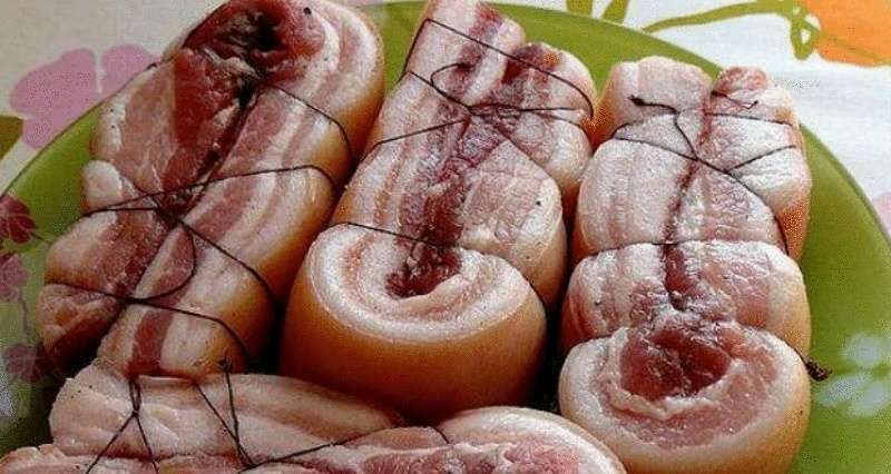 Сало в цибулевому лушпинні з часником – ідеальний домашній делікатес