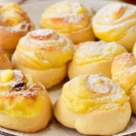 Пухкі булочки з заварним кремом та родзинками – домашня випічка, що стане вашою улюбленою