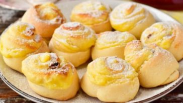 Пухкі булочки з заварним кремом та родзинками – домашня випічка, що стане вашою улюбленою