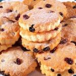 Ніжні та розсипчасті домашні коржики на сметані