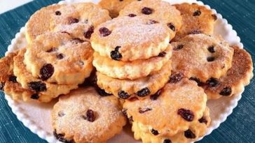 Ніжні та розсипчасті домашні коржики на сметані