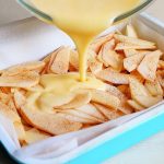 Тісто роблю 5 хвилин: просто заливаю яблука та в духовку. М’який, ніжний, смачний пиріг