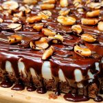 Торт “Снікерс”, що тане в роті: ідеальний рецепт з неперевершеним смаком