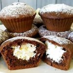 Шоколадні кекси з сирною начинкою: швидкий рецепт для ідеальних вихідних