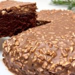Швидкий шоколадний десерт без духовки: смачний торт за кілька хвилин