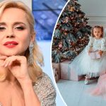 "Буде любов": Лілія Ребрик у рожевому міні попозувала разом з чоловіком та трьома доньками