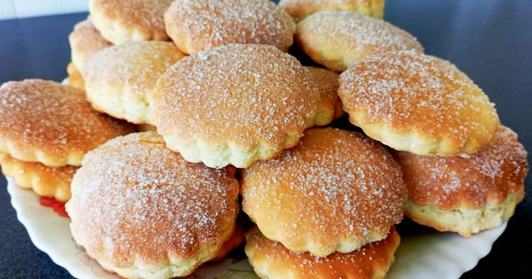 Ніжні молочні коржики зі шкільної їдальні: смак, який повертає в дитинство