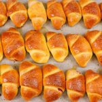 Рогалики на мокрому тісті: ніжні, пухкі та смачніші за круасани!