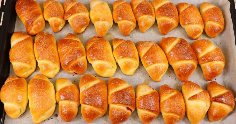 Рогалики на мокрому тісті: ніжні, пухкі та смачніші за круасани!