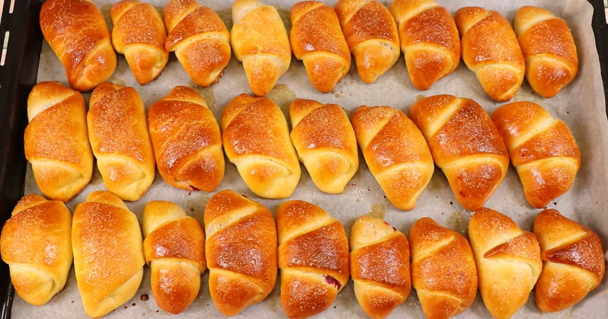 Рогалики на мокрому тісті: ніжні, пухкі та смачніші за круасани!