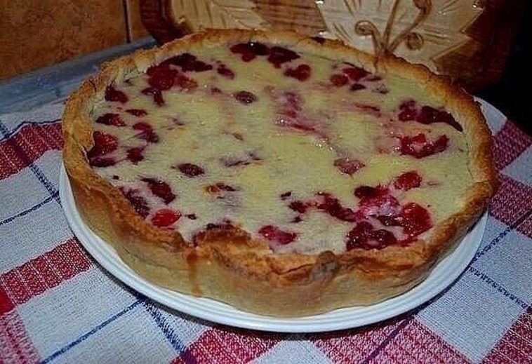 Цвєтаєвський пиріг із ніжною малиновою начинкою: класика з ягідним акцентом