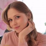 "Розминаюся перед дорогою": Анна Кошмал на останніх місяцях вагітності приголомшила стійкою догори ногами