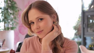 "Розминаюся перед дорогою": Анна Кошмал на останніх місяцях вагітності приголомшила стійкою догори ногами