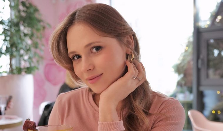 "Розминаюся перед дорогою": Анна Кошмал на останніх місяцях вагітності приголомшила стійкою догори ногами