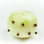 Моя бабуся француженка завжди встромляє гвоздику в цибулю: я була здивована, дізнавшись причину