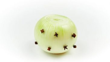 Моя бабуся француженка завжди встромляє гвоздику в цибулю: я була здивована, дізнавшись причину