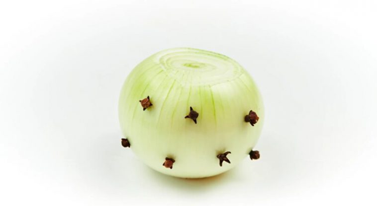 Моя бабуся француженка завжди встромляє гвоздику в цибулю: я була здивована, дізнавшись причину