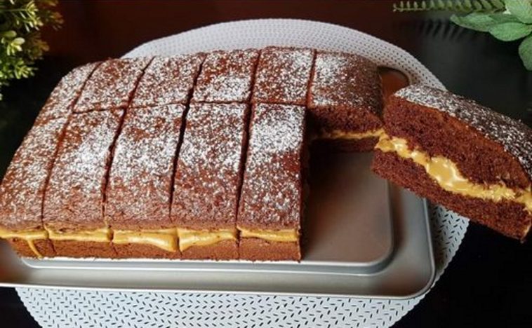Шоколадно-кавовий торт із кремовою помадкою Лотус
