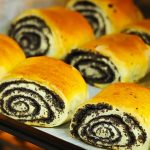 Булочки з маком: найсоковитіший рецепт із повітряного тіста