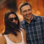 Дружина Усика у ультракороткому міні та чоботах наробила атмосферних фото біля мікробуса