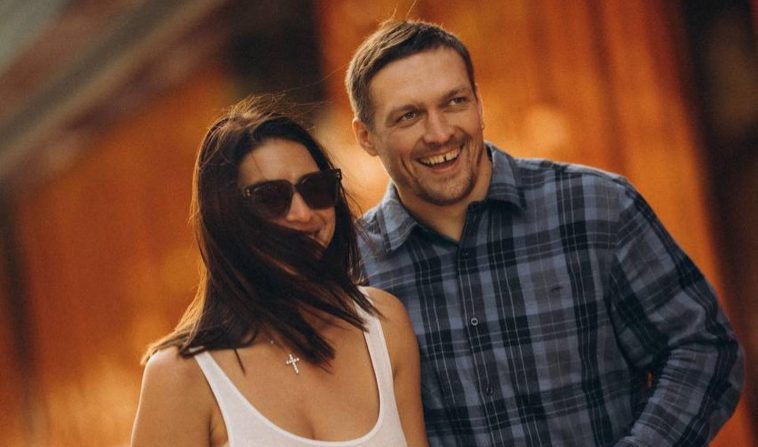 Дружина Усика у ультракороткому міні та чоботах наробила атмосферних фото біля мікробуса