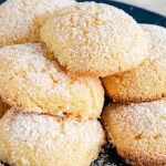 Шукаєте швидкий і бюджетний рецепт печива? Приготуйте цю ніжну смакоту, яка тане в роті, всього за 15 хвилин! Усі інгредієнти знайдуться у вашій кухні. Ідеальний варіант для чаю чи кави.