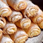 Сирне печиво з кокосовою начинкою за 15 хвилин: швидко, смачно та доступно